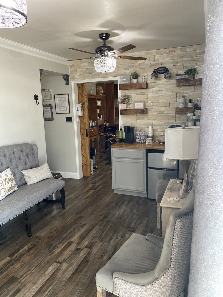 Leanna's Family Cuts Salon Logo