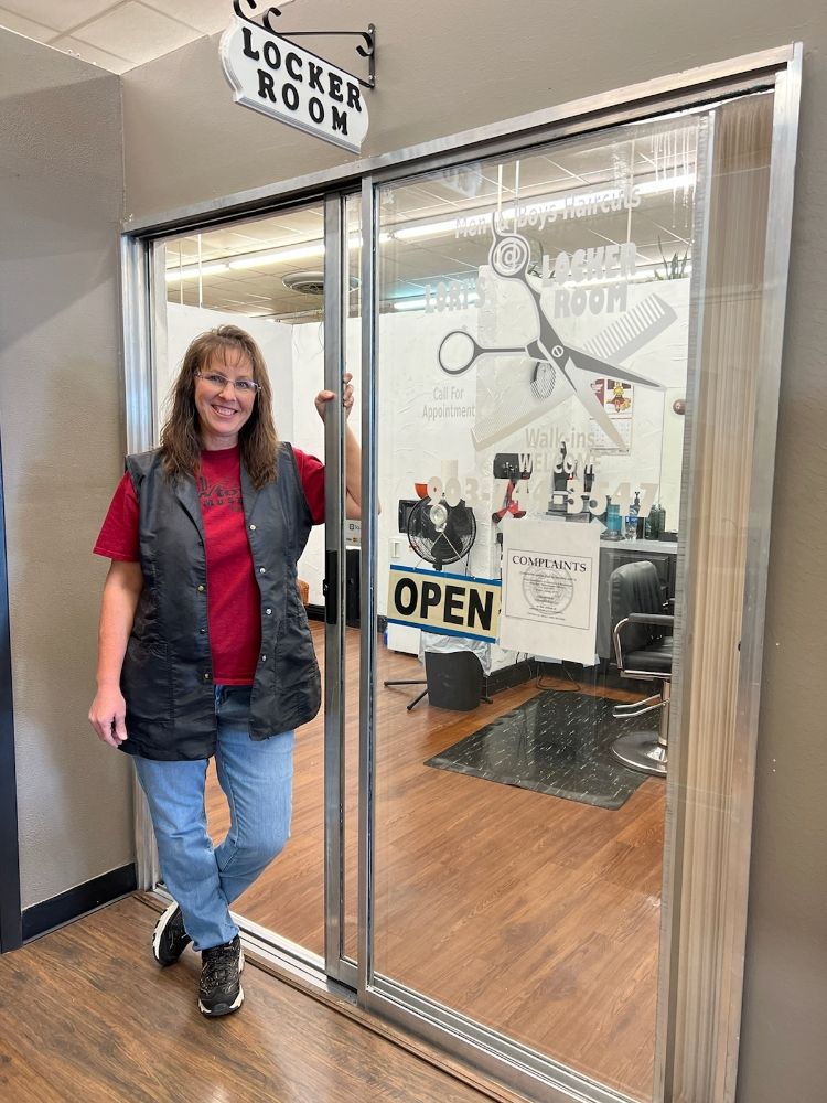 Lori's Locker Room Logo